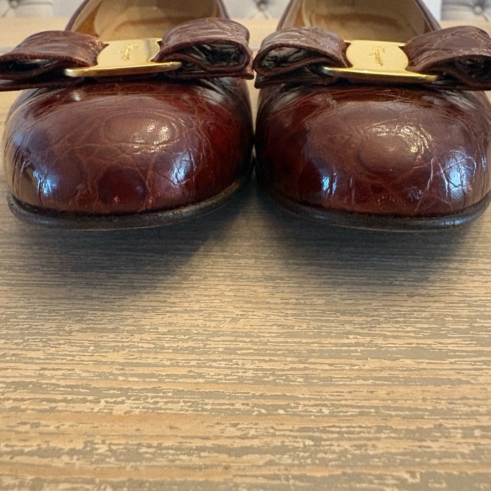 Salvatore Ferragamo Vara Croc-Embossed leather Bow Flats with Gold Plaque - Picture 10 of 11